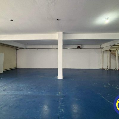 Loja com 200m², 2 garagens, no bairro Saco Grande em Florianópolis