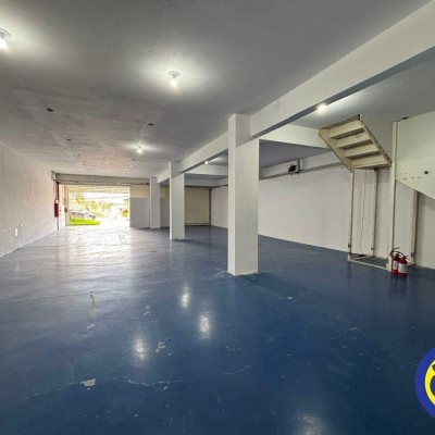 Loja com 200m², 2 garagens, no bairro Saco Grande em Florianópolis