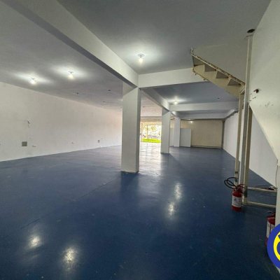 Loja com 200m², 2 garagens, no bairro Saco Grande em Florianópolis