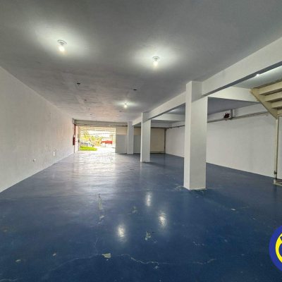 Loja com 200m², 2 garagens, no bairro Saco Grande em Florianópolis