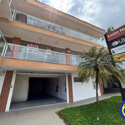 Loja com 200m², 2 garagens, no bairro Saco Grande em Florianópolis