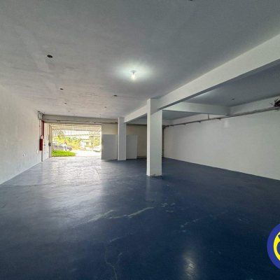 Loja com 200m², 2 garagens, no bairro Saco Grande em Florianópolis