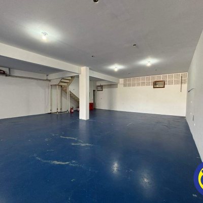 Loja com 200m², 2 garagens, no bairro Saco Grande em Florianópolis