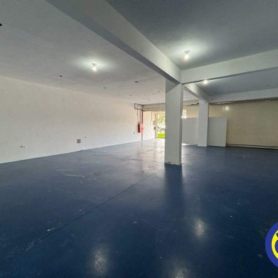 Loja com 200m², 2 garagens, no bairro Saco Grande em Florianópolis