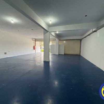 Loja com 200m², 2 garagens, no bairro Saco Grande em Florianópolis