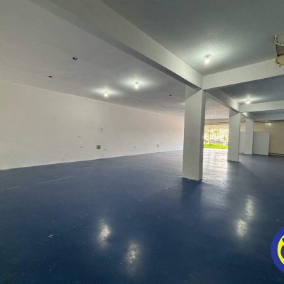 Loja com 200m², 2 garagens, no bairro Saco Grande em Florianópolis
