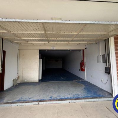 Loja com 200m², 2 garagens, no bairro Saco Grande em Florianópolis