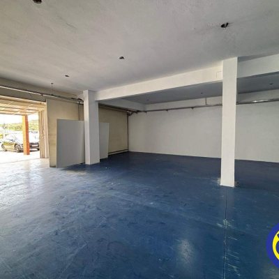 Loja com 200m², 2 garagens, no bairro Saco Grande em Florianópolis