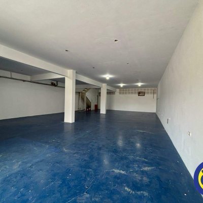 Loja com 200m², 2 garagens, no bairro Saco Grande em Florianópolis