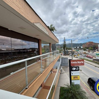 Loja com 200m², 2 garagens, no bairro Saco Grande em Florianópolis