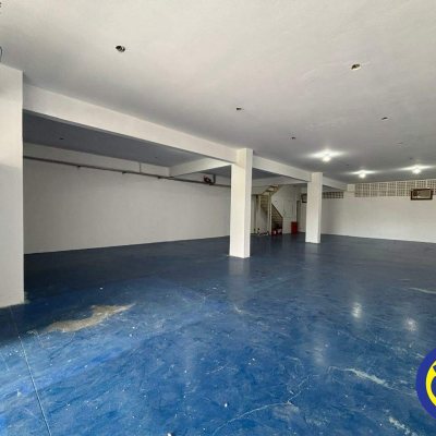 Loja com 200m², 2 garagens, no bairro Saco Grande em Florianópolis