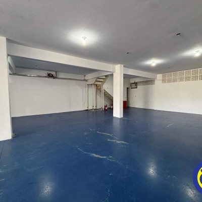 Loja com 200m², 2 garagens, no bairro Saco Grande em Florianópolis
