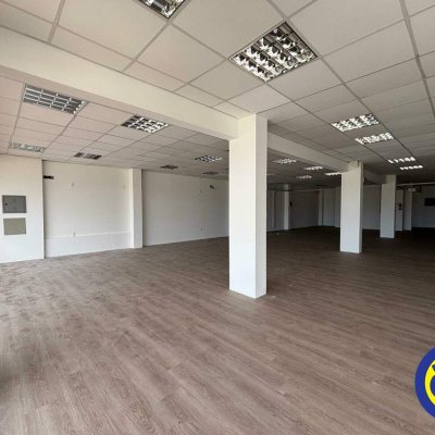 Sala com 250m², 2 garagens, no bairro Saco Grande em Florianópolis