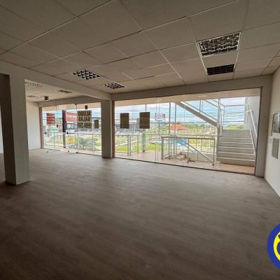 Sala com 250m², 2 garagens, no bairro Saco Grande em Florianópolis
