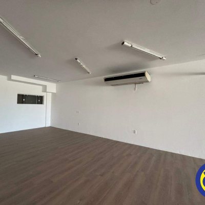Sala com 250m², 2 garagens, no bairro Saco Grande em Florianópolis
