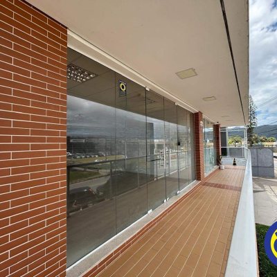 Sala com 250m², 2 garagens, no bairro Saco Grande em Florianópolis