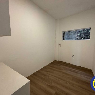 Sala com 250m², 2 garagens, no bairro Saco Grande em Florianópolis