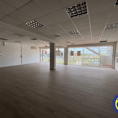 Sala com 250m², 2 garagens, no bairro Saco Grande em Florianópolis