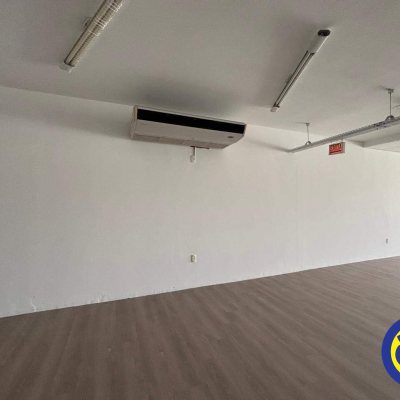 Sala com 250m², 2 garagens, no bairro Saco Grande em Florianópolis