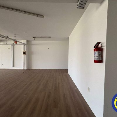 Sala com 250m², 2 garagens, no bairro Saco Grande em Florianópolis