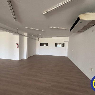 Sala com 250m², 2 garagens, no bairro Saco Grande em Florianópolis