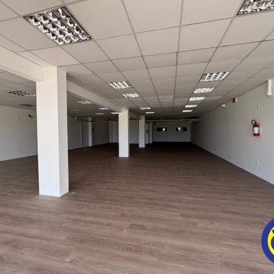 Sala com 250m², 2 garagens, no bairro Saco Grande em Florianópolis