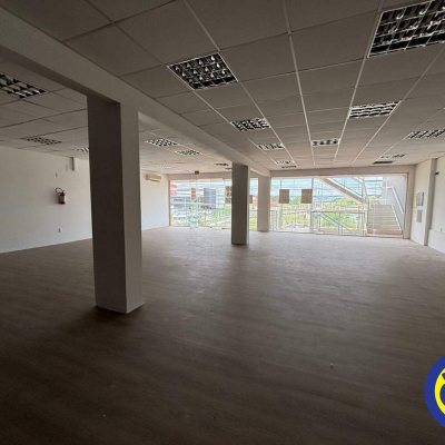 Sala com 250m², 2 garagens, no bairro Saco Grande em Florianópolis