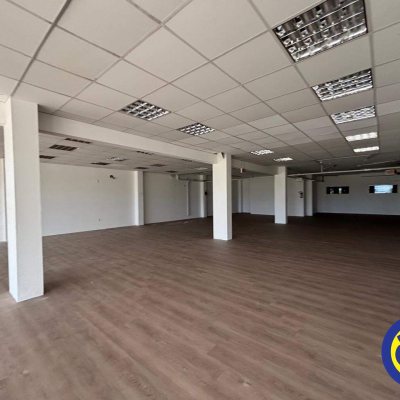 Sala com 250m², 2 garagens, no bairro Saco Grande em Florianópolis