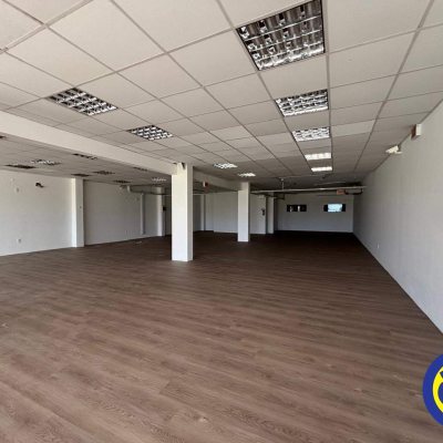 Sala com 250m², 2 garagens, no bairro Saco Grande em Florianópolis