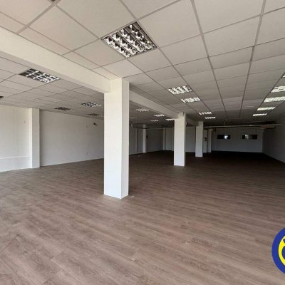 Sala com 250m², 2 garagens, no bairro Saco Grande em Florianópolis
