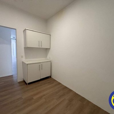 Sala com 250m², 2 garagens, no bairro Saco Grande em Florianópolis
