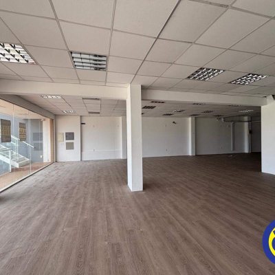 Sala com 250m², 2 garagens, no bairro Saco Grande em Florianópolis