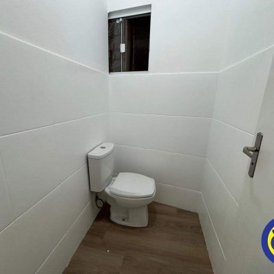 Sala com 250m², 2 garagens, no bairro Saco Grande em Florianópolis