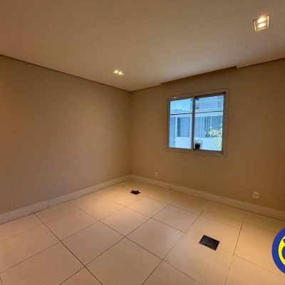 Casa com 400m², 1 quarto, 6 garagens, no bairro Trindade em Florianópolis