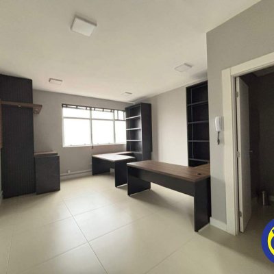 Salas/Conjuntos com 27m², 1 garagem, no bairro Estreito em Florianópolis