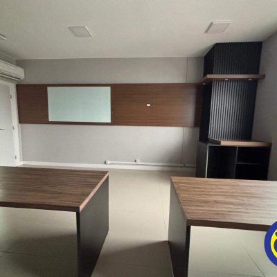 Salas/Conjuntos com 27m², 1 garagem, no bairro Estreito em Florianópolis