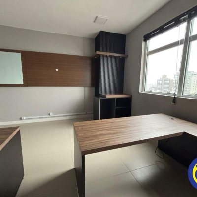 Salas/Conjuntos com 27m², 1 garagem, no bairro Estreito em Florianópolis