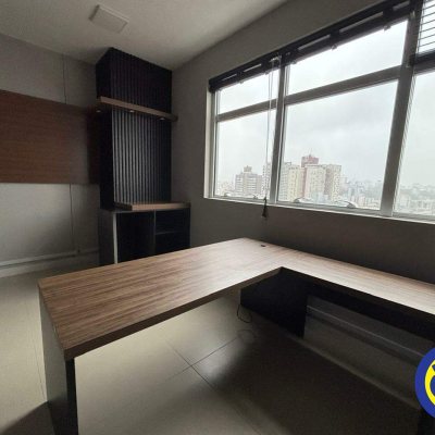 Salas/Conjuntos com 27m², 1 garagem, no bairro Estreito em Florianópolis