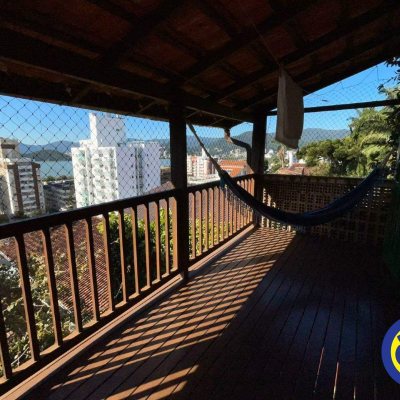 Casa com 225m², 4 quartos, 1 suíte, 2 garagens, no bairro Agronômica em Florianópolis