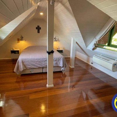 Casa com 225m², 4 quartos, 1 suíte, 2 garagens, no bairro Agronômica em Florianópolis