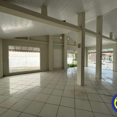 Casa Comercial com 202m², 10 garagens, no bairro Trindade em Florianópolis