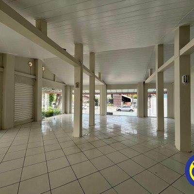 Casa Comercial com 202m², 10 garagens, no bairro Trindade em Florianópolis