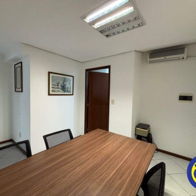 Sala com 40m², no bairro Estreito em Florianópolis