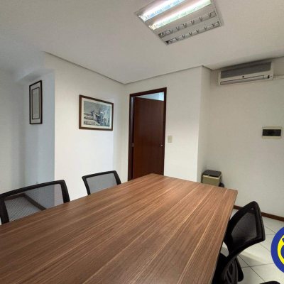 Sala com 40m², no bairro Estreito em Florianópolis