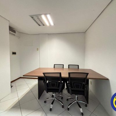 Sala com 40m², no bairro Estreito em Florianópolis