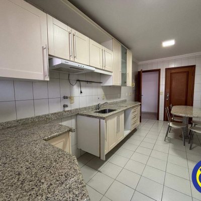 Apartamento com 166m², 4 quartos, 2 suítes, 2 garagens, no bairro Agronômica em Florianópolis