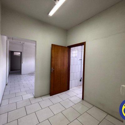 Galpão com 3000m², no bairro Distrito Industrial em São José