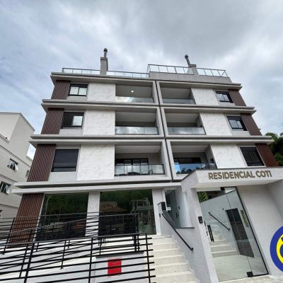 Apartamento com 77m², 3 quartos (sendo 2 suítes), 1 garagem, no bairro Canasvieiras em Florianópolis