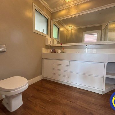 Casa com 300m², 3 quartos (sendo 2 suítes), 4 garagens, no bairro Centro em Florianópolis