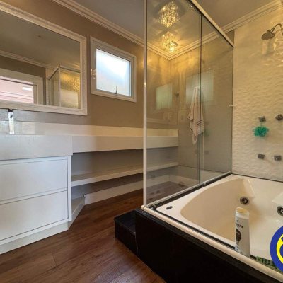 Casa com 300m², 3 quartos (sendo 2 suítes), 4 garagens, no bairro Centro em Florianópolis